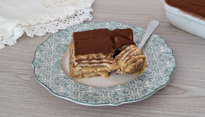 piatto con dolce freddo con biscotti
