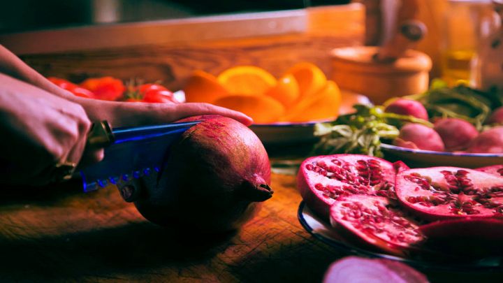 Melagrana viene tagliata da una donna