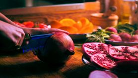 Melagrana viene tagliata da una donna