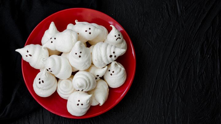 piatto con fantasmini di marshmallow