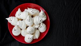 piatto con fantasmini di marshmallow