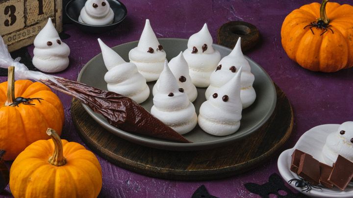 piatto-fantasmini-di-meringa