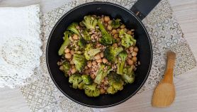 padella con farro broccoli e ceci
