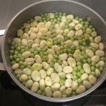 Sbollentatura di fave e piselli