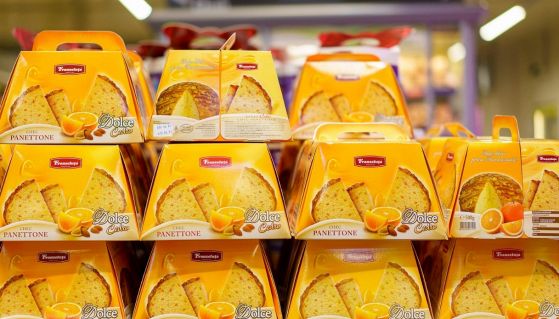 File di panettoni farciti all'arancia al supermercato