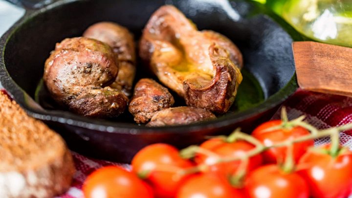 Ciotola con frattaglie di pollo arrosto