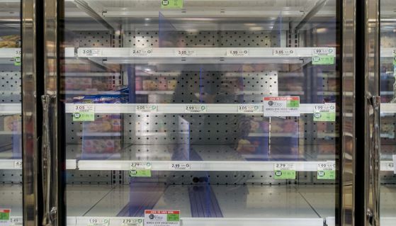 Corsia del supermercato con frigoriferi vuoti