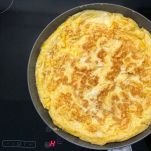 Frittata in padella sul piano cottura