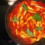 Padella con frittata tagliata a strisce e pomodoro