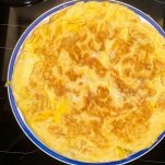 Frittata nel piatto sopra al piano cottura