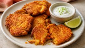 Frittelle di patate dolci e carote con salsa allo yogurt e lime
