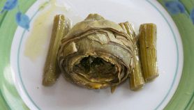 piatto di gambi di carciofi in padella