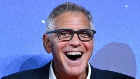 George Clooney sorride