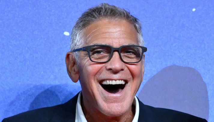 George Clooney sorride