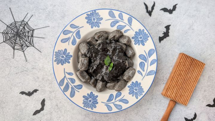 piatto di gnocchi neri di Halloween