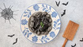 piatto di gnocchi neri di Halloween