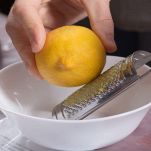 Grattugiare la scorza di limone nella ciotolina