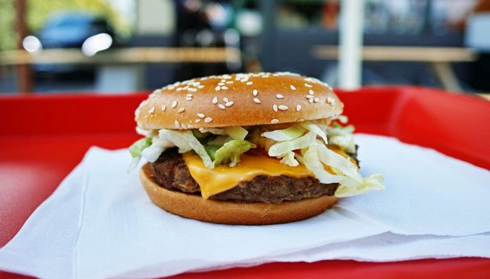 Hamburger con formaggio e insalata