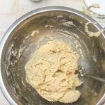 Ciotola con impasto crudo della ciambella salata