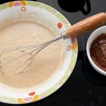 Impasto pancake chiaro e al cacao in due ciotole
