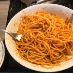 Ciotola da portata con spaghetti alla puttanesca di fave