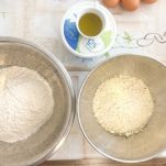 Ingredienti per la torta salata appoggiati sul tavolo