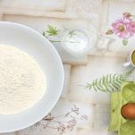 Farina, uova, olio e acqua sul tavolo