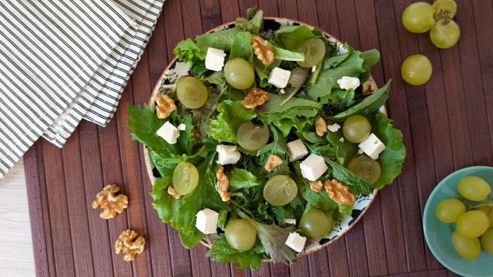 piatto con insalata con uva e formaggio