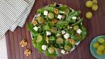 piatto con insalata con uva e formaggio