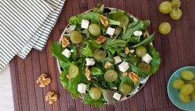 piatto con insalata con uva e formaggio