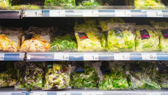 Scaffali del supermercato con insalata imbustata