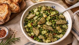 Ciotola con piselli, fave e carciofi