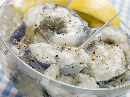 Jellied eels con limone nella ciotola