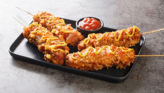 Korean corn dog in un vassoio con ketchup