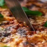 Coltello affonda nelle lasagne di pane carasau
