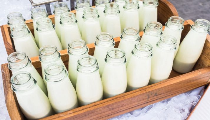 Bottiglie di vetro con il latte