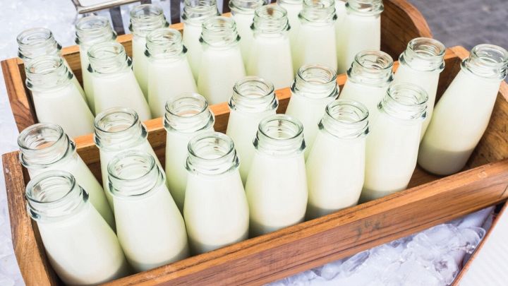 Bottiglie di vetro con il latte