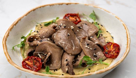 Lingua di manzo con hummus e pomodorini