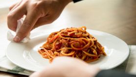 Chef impiatta spaghetti al sugo