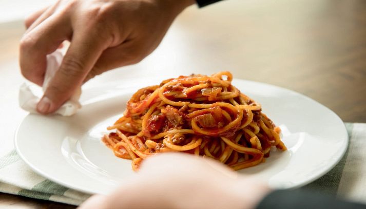Chef impiatta spaghetti al sugo