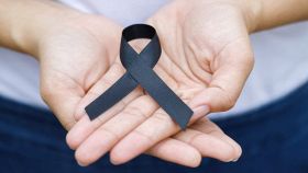 Fiocchetto nero simbolo di lutto nelle mani di donna