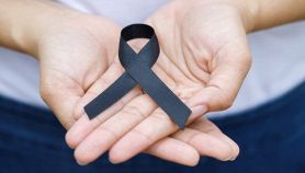Fiocchetto nero simbolo di lutto nelle mani di donna