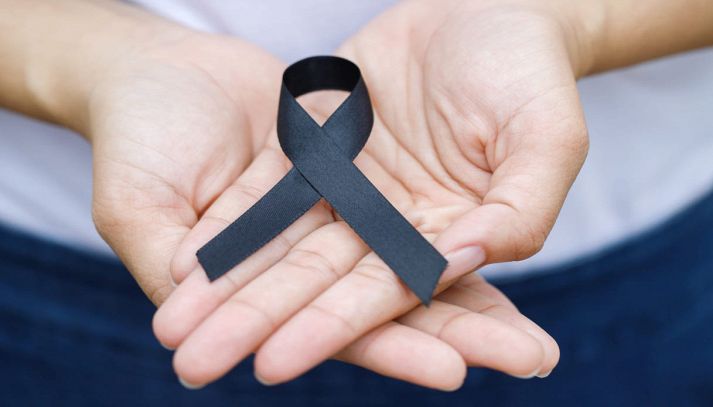 Fiocchetto nero simbolo di lutto nelle mani di donna