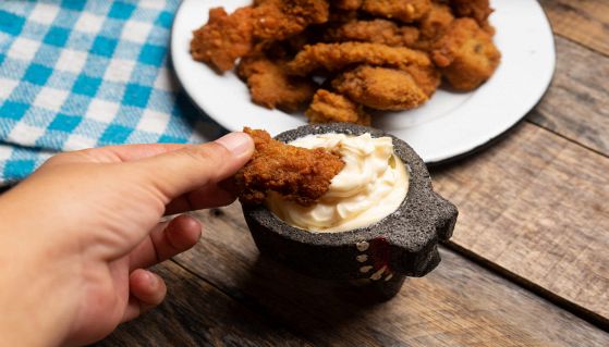 Bocconcini di cervella fritte intinti con ciotolina di maionese