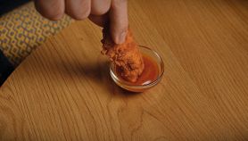 Crocchetta di pollo viene intinta nella salsa