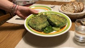 Mano serve piatto di burger di piselli
