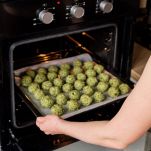 Polpette di verdure vengono messe nel forno