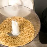 Ingredienti secchi del pesto tritati nel mixer