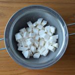 tagliare mozzarella a cubetti
