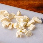 Mozzarella tagliata a cubetti sul tagliere